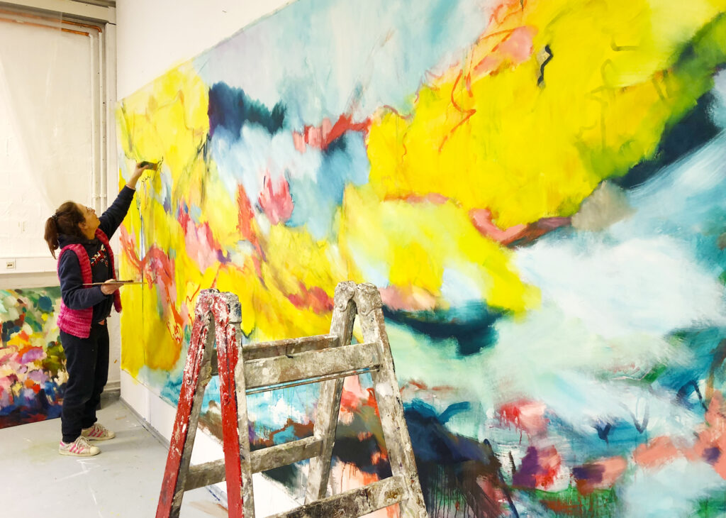 Alexandra Seils arbeitet an einem großen Werk, 2x5m in ihrem Atelier