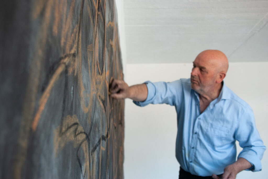 Raimund Pallusseck an einem großen Gemälde