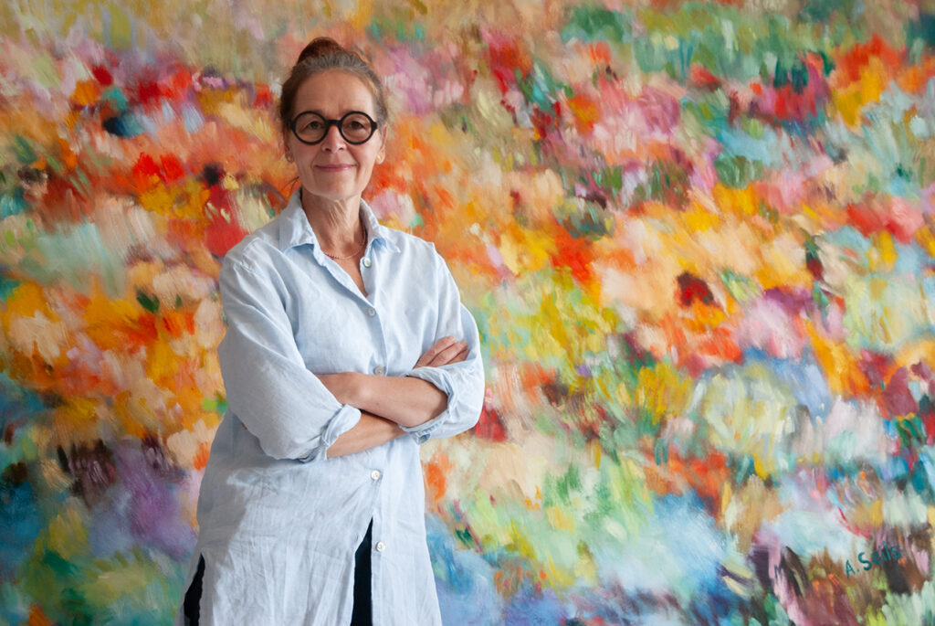 Alexandra Seils vor einem ihrer Gemälde im Atelier